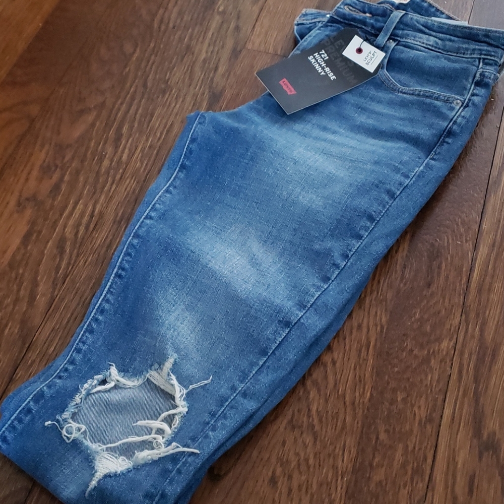 Levi's skinny jeans hole in knees